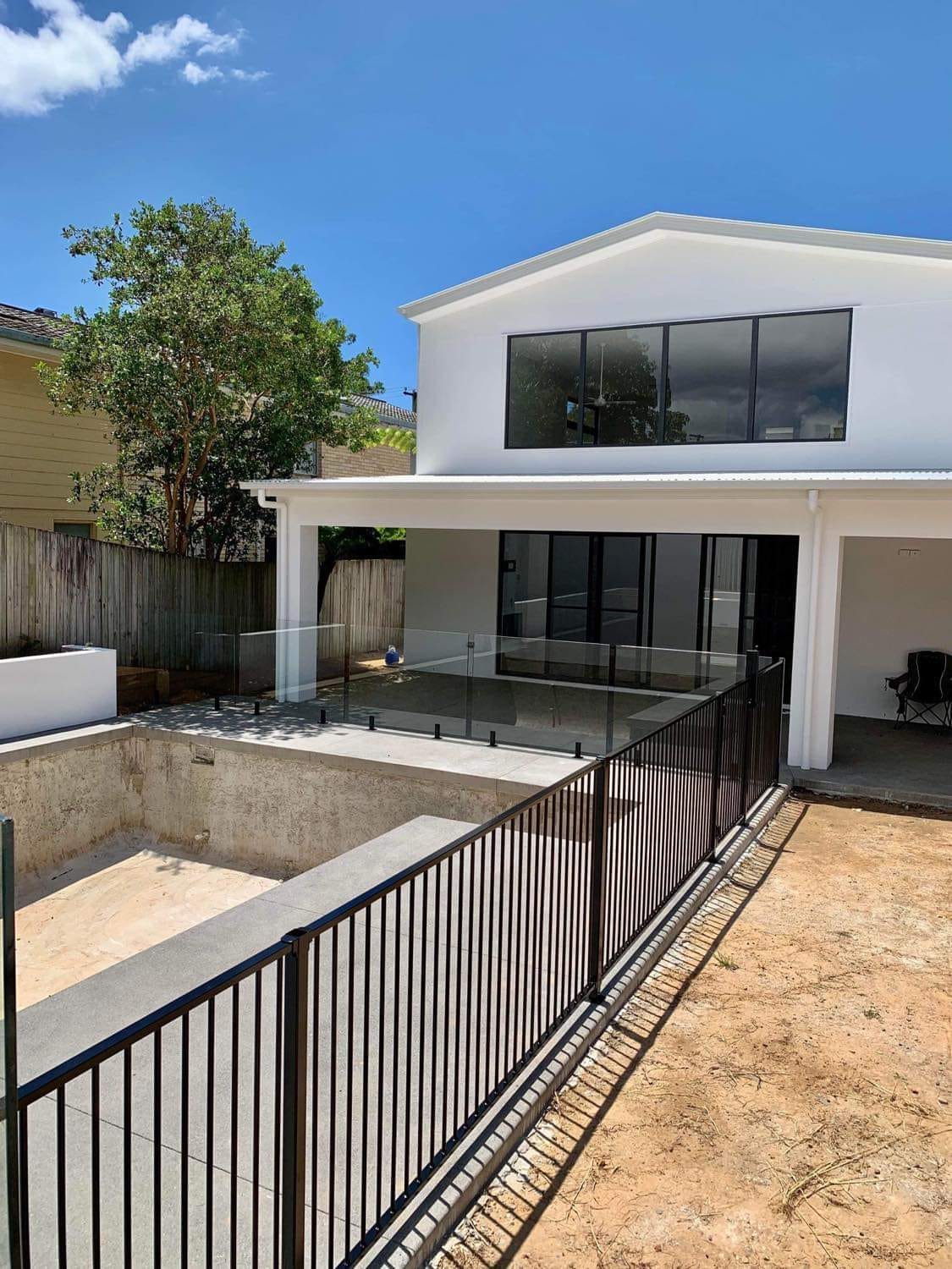Black powder-coated barred aluminium pool fence